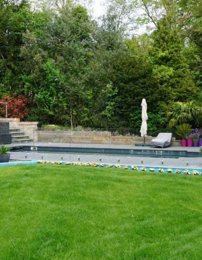 Child-proof glass pool safety barrier