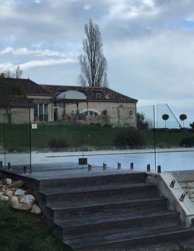Frameless glass handrail for steps