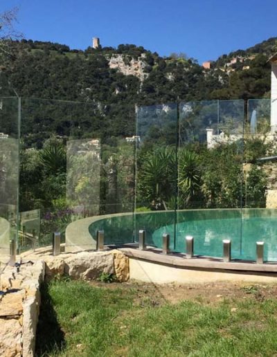 Glass barrier in wood and stone