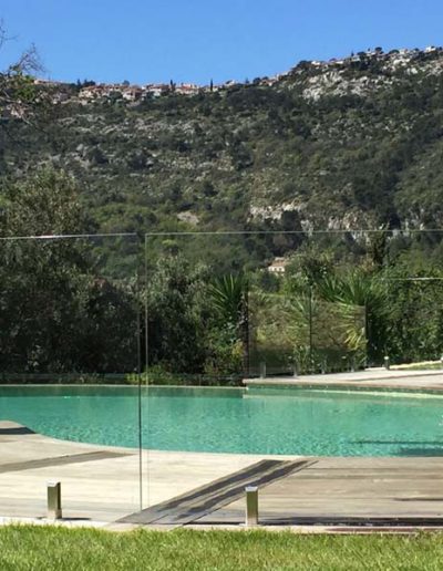 Unobscured view of mountains through our frameless glass pool barrier