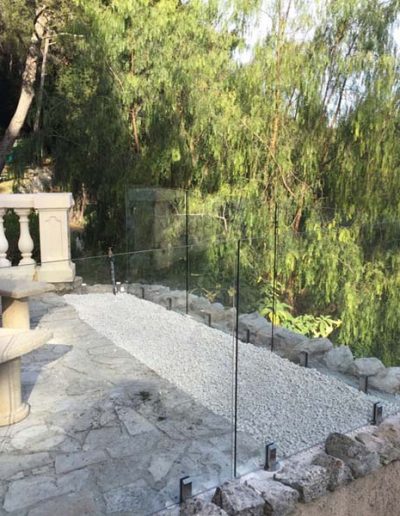 Frameless glass balustrade for wind protection