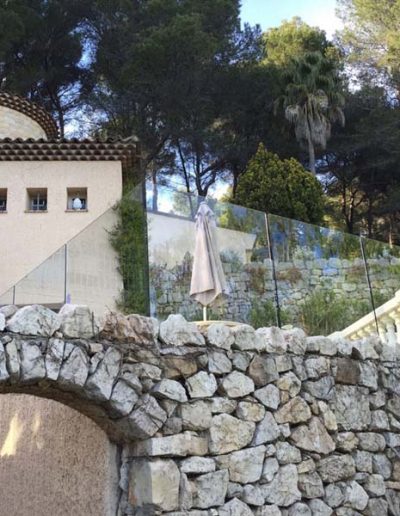 Wind protection frameless glass fence