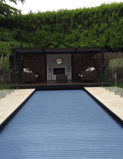 Symmetrical glass pool fence