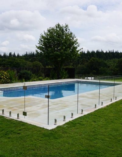 Wind protection glass fence / barrier