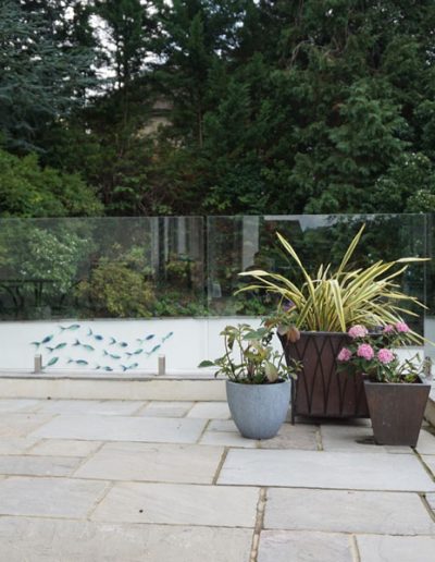 Unobtrusive glass safety barrier