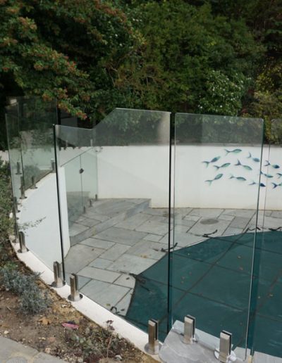 Pool safety barrier in frameless glass system