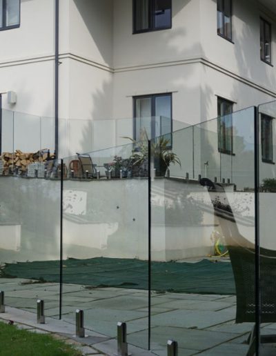Multi-level, faceted, frameless glass pool fence