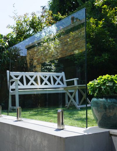 Wind protection glass fence