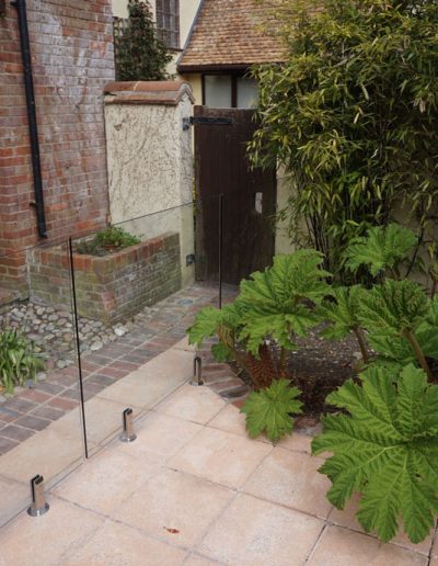Wind protection glass fence