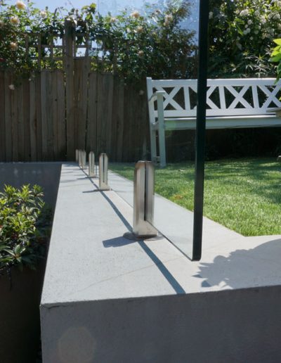 Frameless glass wind barrier