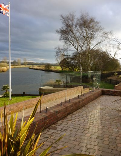 Glass balustrade wind protection