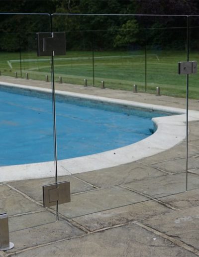 Child-proof safety gate for glass swimming pool barrier