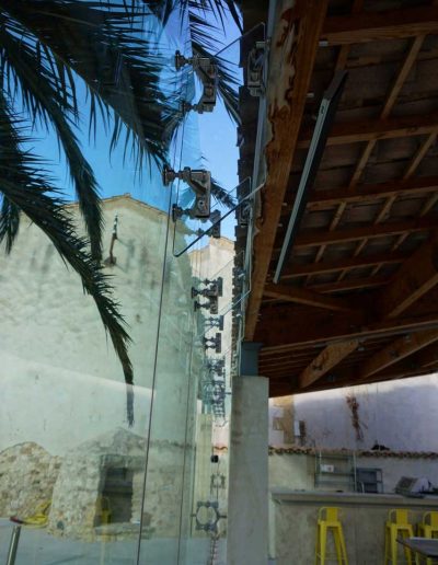toughened/laminated glass wall