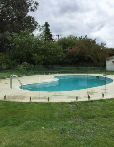 Full perimeter faceted glass swimming pool fence