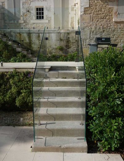Seamless stair glass balustrades