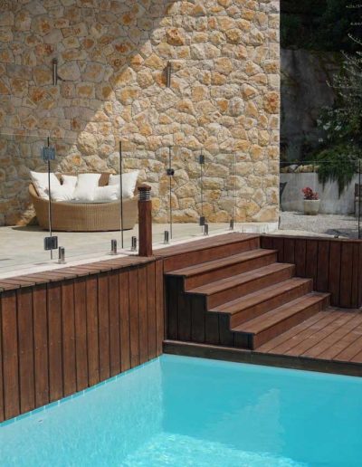 Relax in safety behind our frameless glass fence