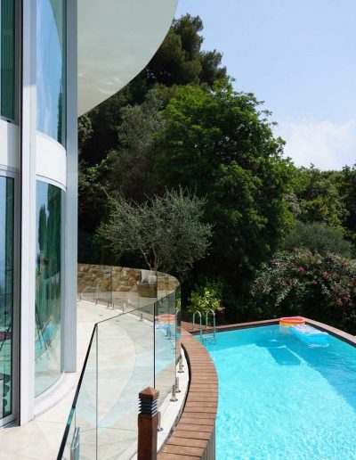 Curved glass swimming pool barrier