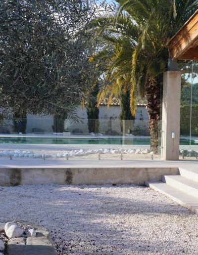 Can you the unobtrusive frameless glass swimming pool fence and glass wall?