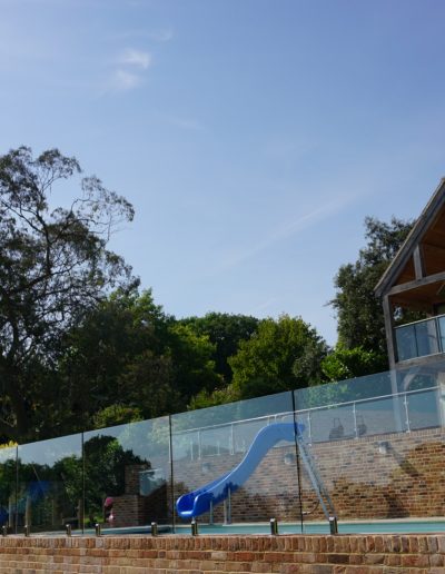 Child-proof glass fencing (wall-mounted)