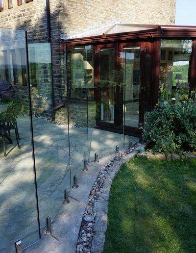 Wind protection frameless glass wall