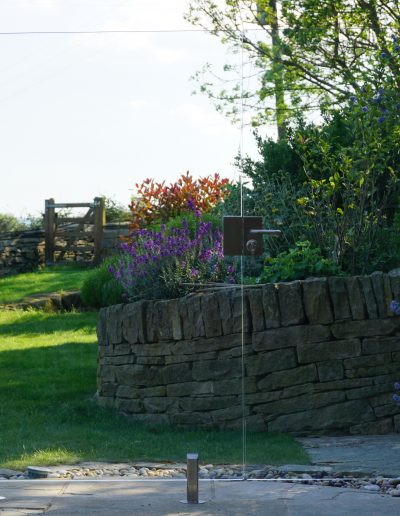Wind protection glass wall