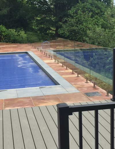 Wind protection glass barrier