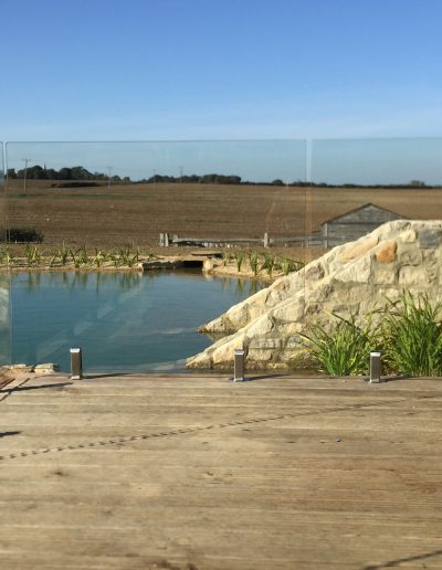 Glass safety fence for wind protection in decking